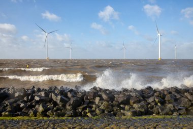 Off shore rüzgar türbinleri ve kırılma dalgalar ile Hollanda deniz
