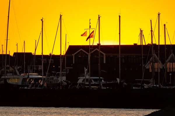 Zachód słońca z silhouet panoramę Urk, wioska rybacka holenderski — Zdjęcie stockowe