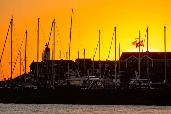 Zachód słońca z silhouet panoramę Urk, wioska rybacka holenderski — Zdjęcie stockowe