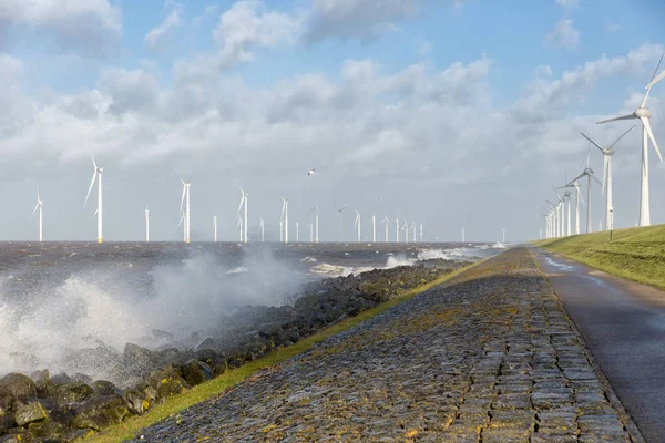 Mare olandese con turbine eoliche off-shore e onde di rottura — Foto Stock