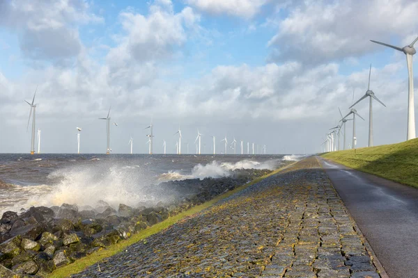 Mare olandese con turbine eoliche off-shore e onde di rottura — Foto Stock