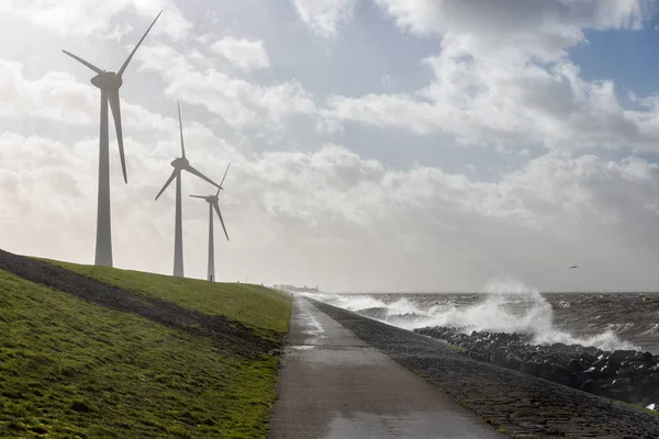 Nizozemské pobřeží s větrné turbíny a lámání vln v těžké bouře — Stock fotografie