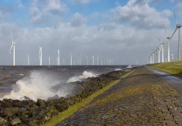 Holenderski morze z off shore turbin wiatrowych i fale zerwania — Zdjęcie stockowe