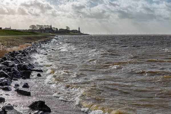 Holenderskiego wybrzeża z podświetleniem widok na panoramę wsi Urk — Zdjęcie stockowe