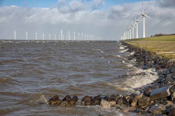 Mare olandese con turbine eoliche off-shore e onde di rottura — Foto Stock
