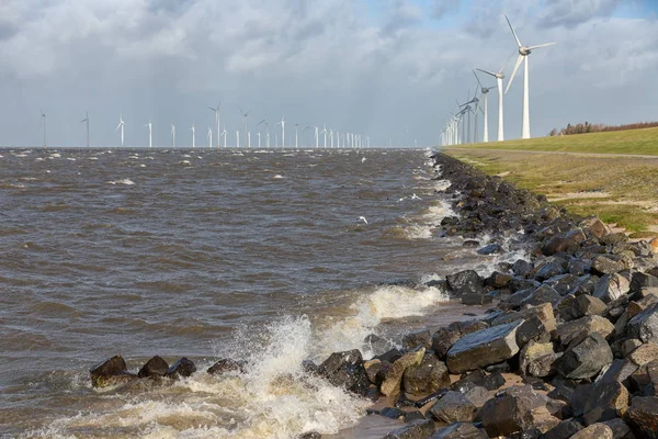 Mare olandese con turbine eoliche off-shore e onde di rottura — Foto Stock