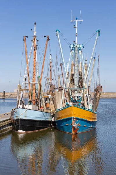 Garnaal vissersboten in Nederlandse haven Lauwersoog — Stockfoto