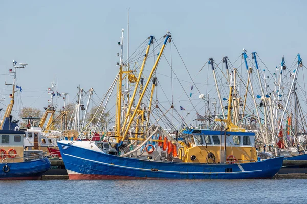 Garnelen Fischerboote im holländischen Hafen lauwersoog — Stockfoto