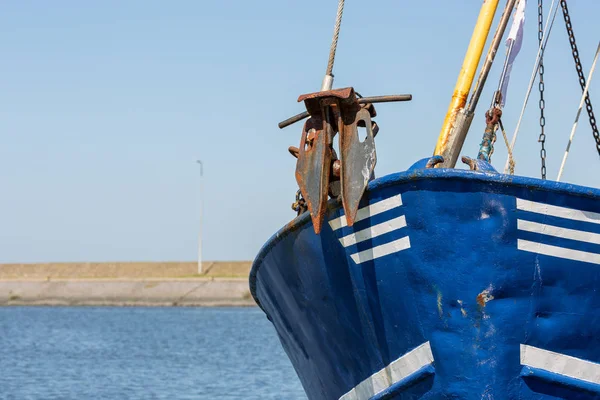 Luk s kotva krevety rybářské lodi v nizozemského přístavu Lauwersoog — Stock fotografie