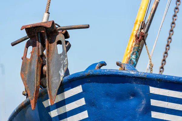 Luk s kotva krevety rybářské lodi v nizozemského přístavu Lauwersoog — Stock fotografie