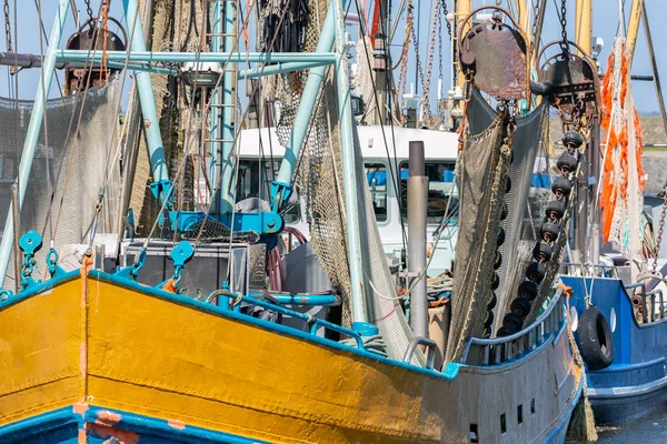 Garnaal vissersboot in Nederlandse haven Lauwersoog — Stockfoto