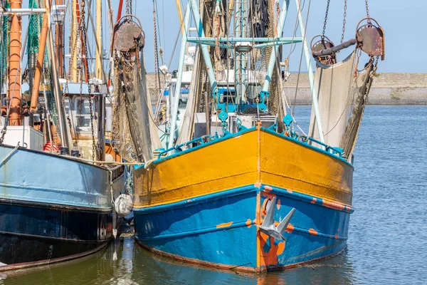 Lancha de pesca de gambas en el puerto holandés Lauwersoog — Foto de Stock