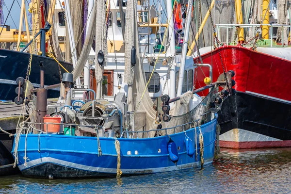 Bateaux de pêche à la crevette dans le port néerlandais Lauwersoog — Photo