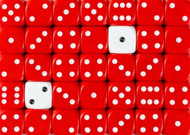 İki beyaz küpler ile rasgele sipariş kırmızı dices arka plan