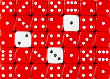 Üç beyaz küpler ile rasgele sipariş kırmızı dices arka plan