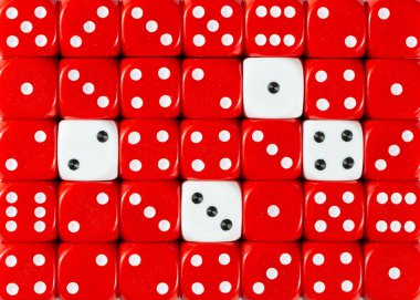 Dört beyaz küpler ile rasgele sipariş kırmızı dices arka plan