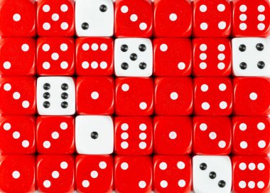 Altı beyaz küpler ile rasgele sipariş kırmızı dices arka plan