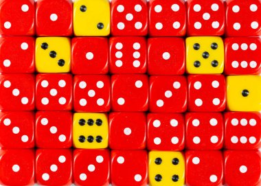 Altı sarı küpler ile rasgele sipariş kırmızı dices arka plan