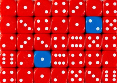 İki mavi küpler ile rasgele sipariş kırmızı dices arka plan