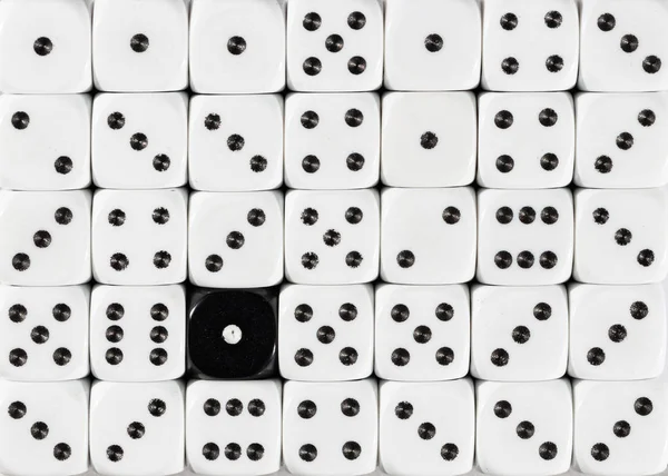 Bakgrund av slumpvis beställda vita tärningar med en svart kub — Stockfoto