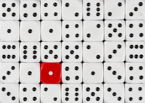 Sfondo di dadi bianchi ordinati casualmente con un cubo rosso — Foto Stock