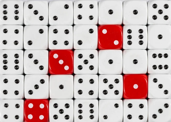 Фон случайного заказа белых кубиков с четырьмя красными кубиками — стоковое фото