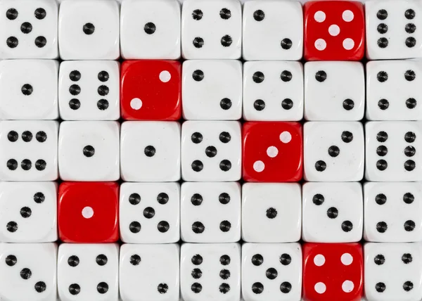 Bakgrund av slumpvis beställda vita tärningar med fem röda kuber — Stockfoto