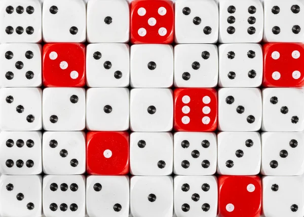 随机有序白色骰子的背景与六个红色立方体 — 图库照片