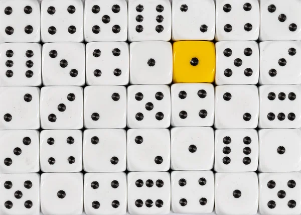 Fondo de dados blancos ordenados aleatoriamente con un cubo amarillo — Foto de Stock