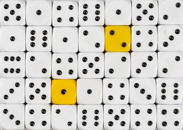 Fondo de dados blancos ordenados aleatoriamente con dos cubos amarillos — Foto de Stock