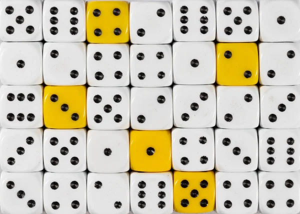 Sfondo di dadi bianchi ordinati casualmente con cinque cubi gialli — Foto Stock
