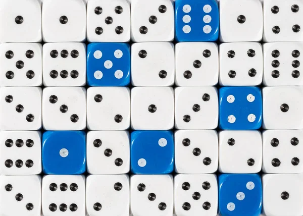 Fondo de dados blancos ordenados al azar con seis cubos azules — Foto de Stock