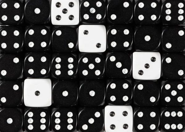 随机有序的黑色骰子的背景与五个白色立方体 — 图库照片