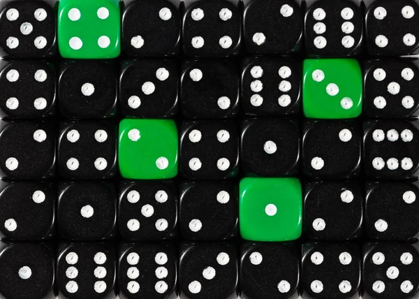 随机有序的黑色骰子的背景与四个绿色立方体 — 图库照片