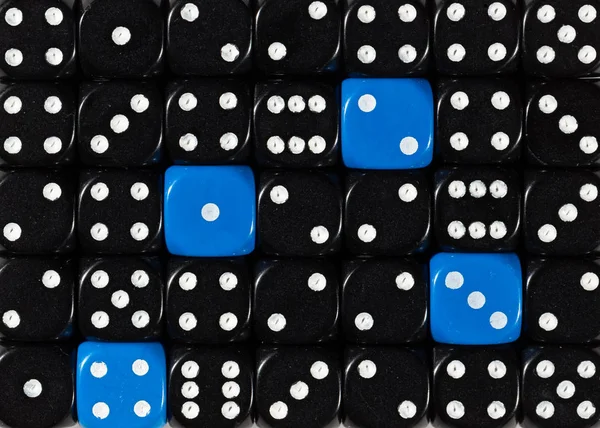 Hintergrund zufälliger schwarzer Würfel mit vier blauen Würfeln — Stockfoto