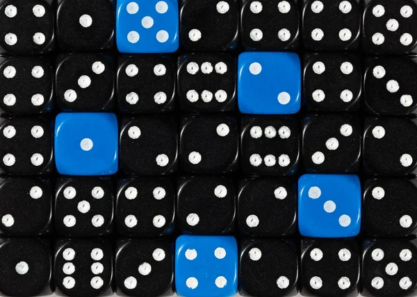 Fond de dés noirs ordonnés aléatoirement avec cinq cubes bleus — Photo