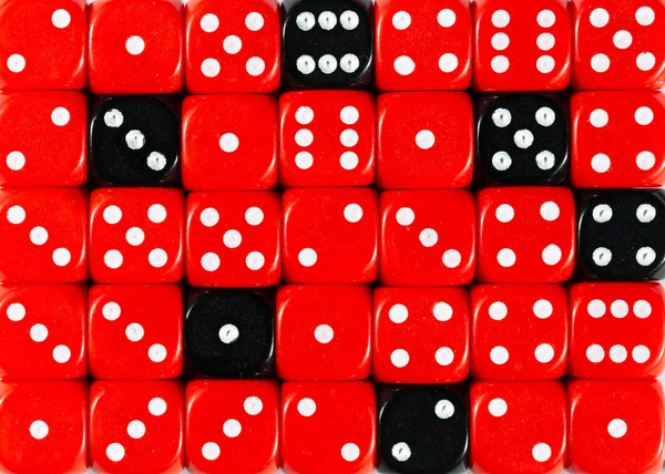 黑色背景随机有序的红色骰子与六个黑色立方体 — 图库照片
