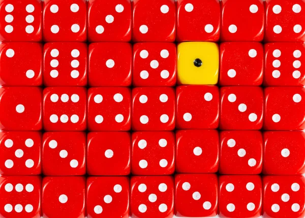 A véletlen sorrendű piros dobók háttere egy sárga kockával — Stock Fotó