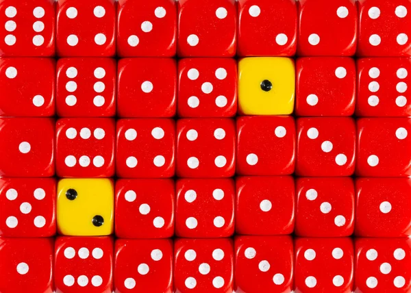随机有序红色骰子的背景与二个黄色立方体 — 图库照片
