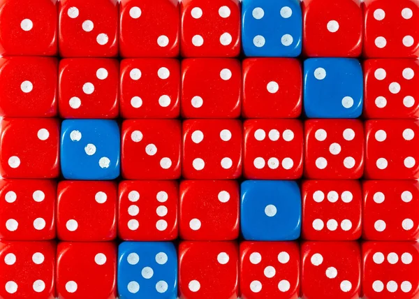 随机有序红色骰子的背景与五个蓝色立方体 — 图库照片