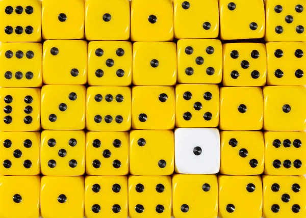 Fond de dés jaunes ordonnés au hasard avec un cube blanc — Photo