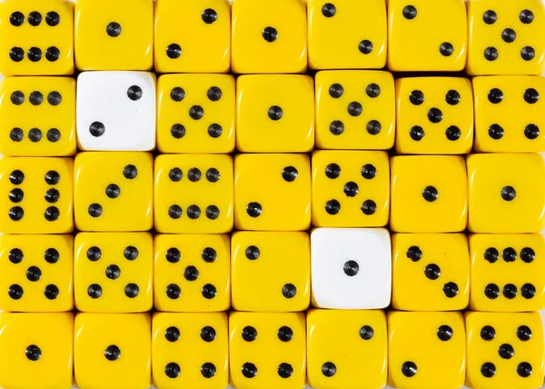 Фон випадкового впорядкування жовтих тонів з двома білими кубиками — стокове фото