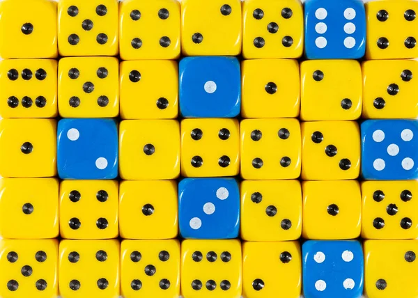 Sfondo di dadi gialli ordinati casualmente con sei cubi blu — Foto Stock