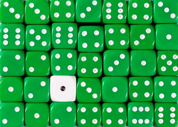 随机有序的绿色骰子的背景与一个白色立方体 — 图库照片
