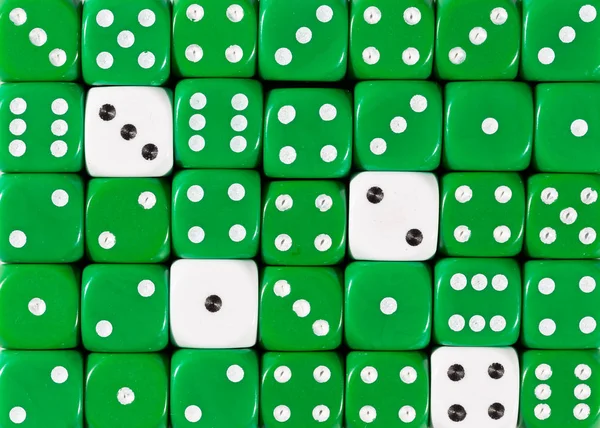 Fond de dés verts ordonnés au hasard avec quatre cubes blancs — Photo