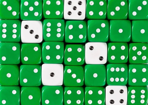 随机有序绿色骰子的背景与五个白色立方体 — 图库照片