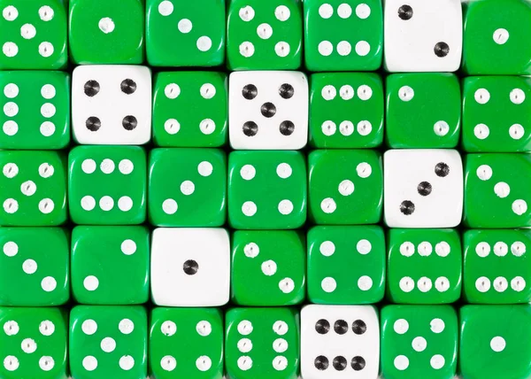 Фон випадкового впорядкування зелених точок з шістьма білими кубиками — стокове фото