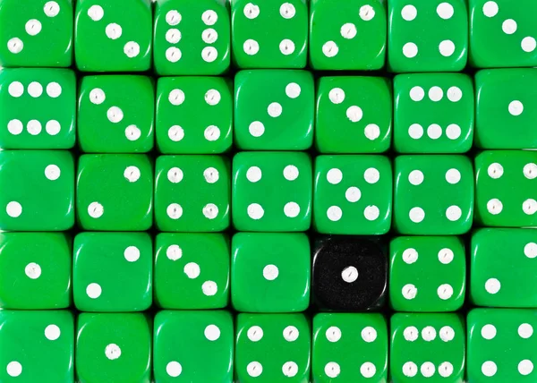 随机有序绿色骰子的背景与一个黑色立方体 — 图库照片