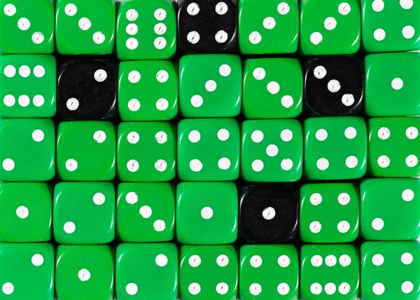 Фон навмання впорядкованих зелених точок з чотирма чорними кубиками — стокове фото