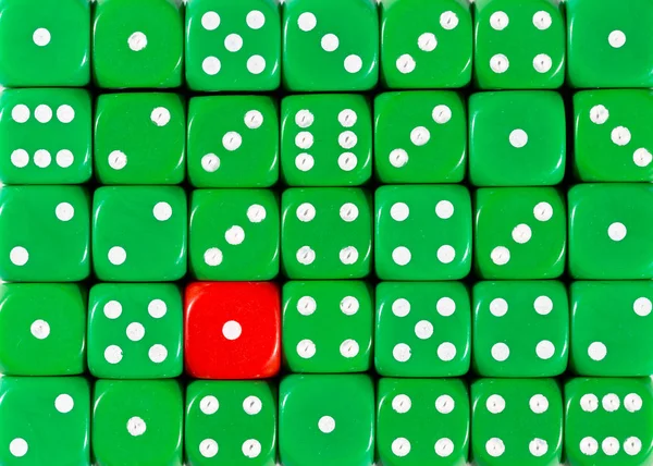 带有一个红色立方体的随机有序绿色骰子的背景 — 图库照片